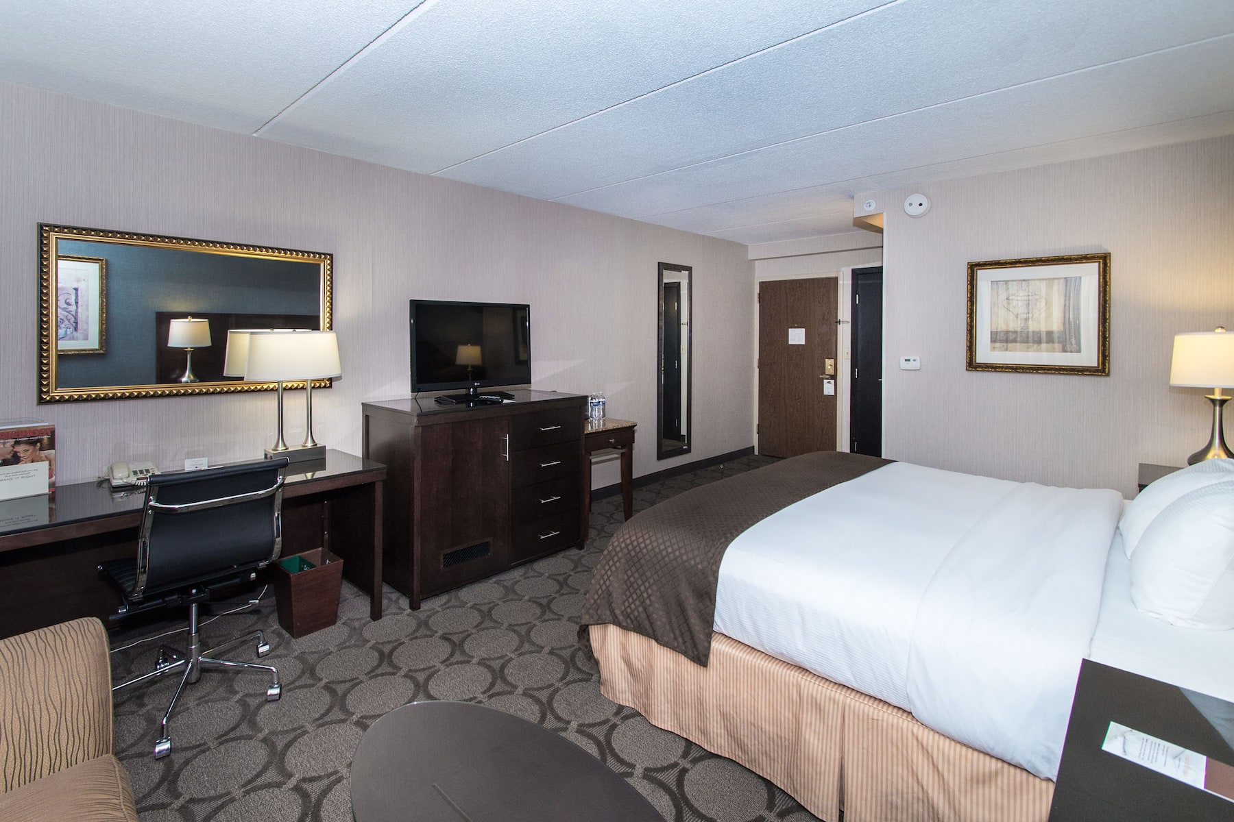 Guest room at the Wyndham Independence in Independence, Ohio