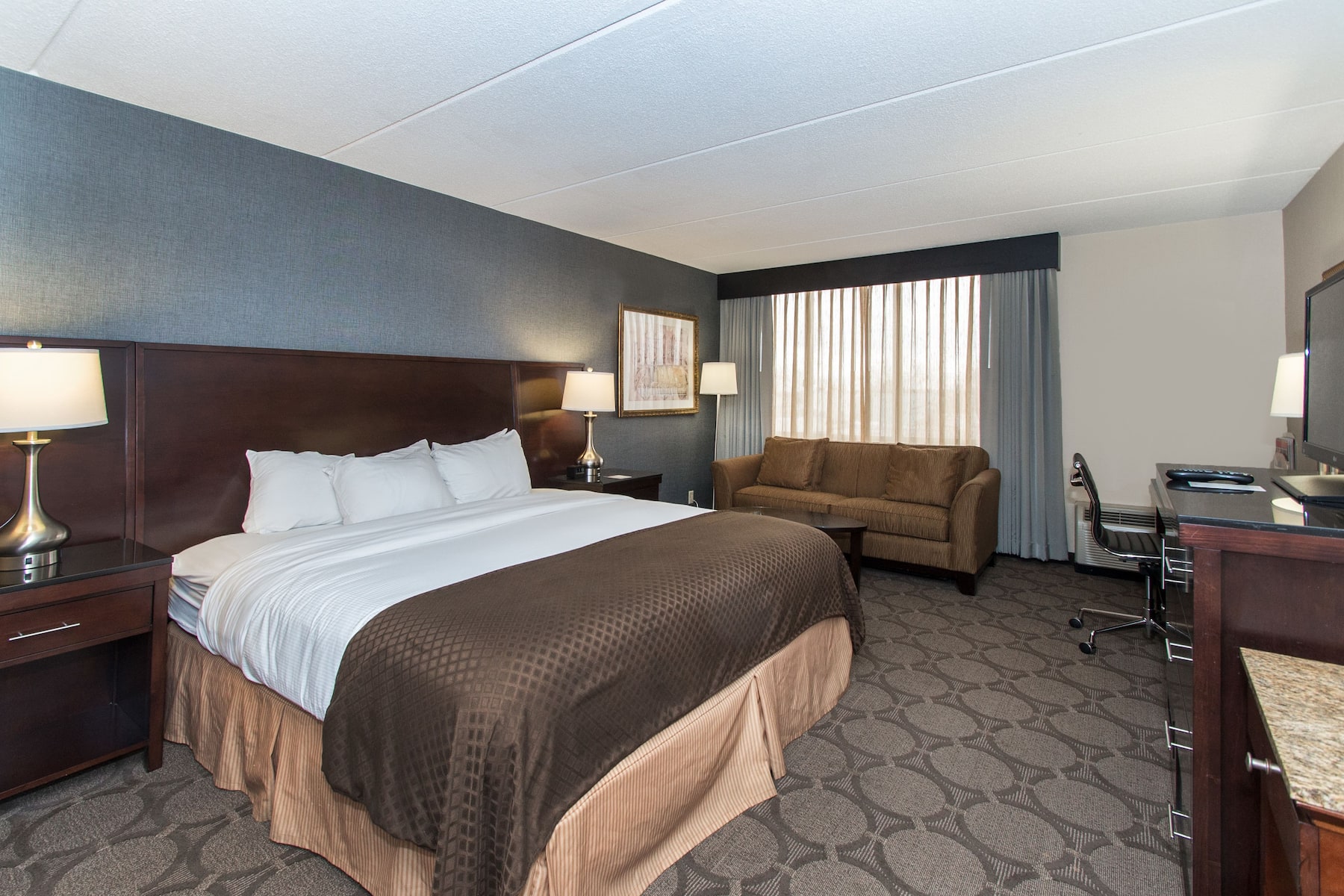 Guest room at the Wyndham Independence in Independence, Ohio