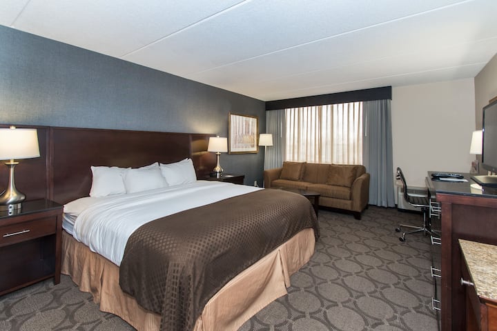 Guest room at the Wyndham Independence in Independence, Ohio
