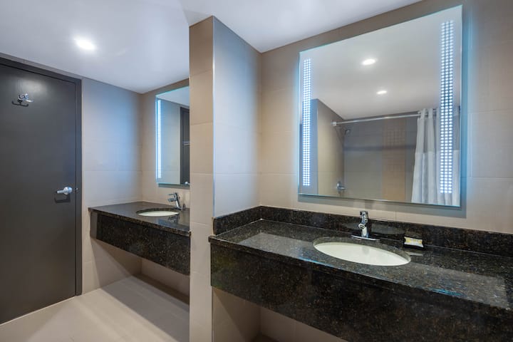 Guest room bath at the Wyndham Lancaster Resort and Convention Center in Lancaster, Pennsylvania