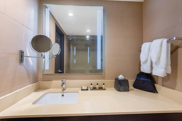 Guest room bath at the Wyndham Lancaster Resort and Convention Center in Lancaster, Pennsylvania