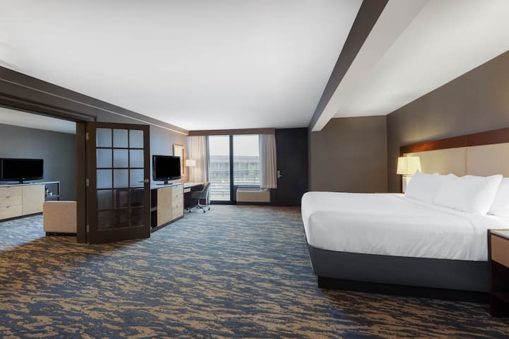 Guest room at the Wyndham Lancaster Resort and Convention Center in Lancaster, Pennsylvania
