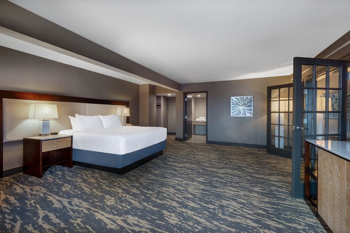 Guest room at the Wyndham Lancaster Resort and Convention Center in Lancaster, Pennsylvania