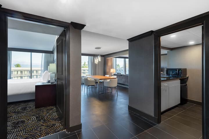 Guest room at the Wyndham Lancaster Resort and Convention Center in Lancaster, Pennsylvania
