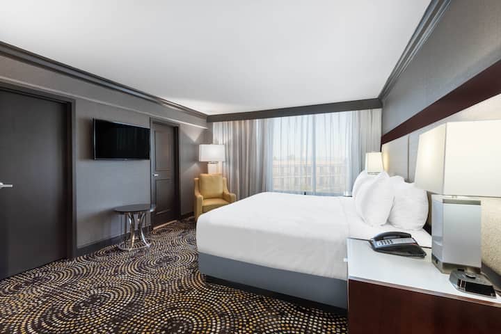 Guest room at the Wyndham Lancaster Resort and Convention Center in Lancaster, Pennsylvania