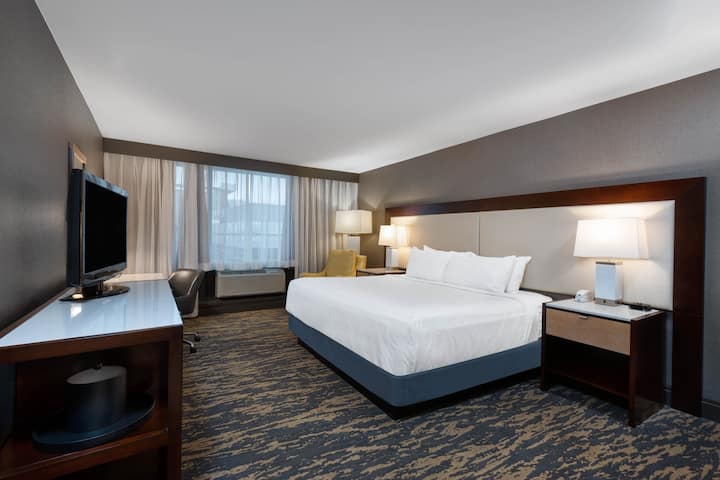 Guest room at the Wyndham Lancaster Resort and Convention Center in Lancaster, Pennsylvania
