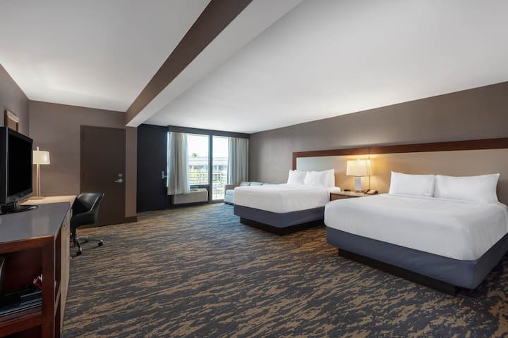 Guest room at the Wyndham Lancaster Resort and Convention Center in Lancaster, Pennsylvania