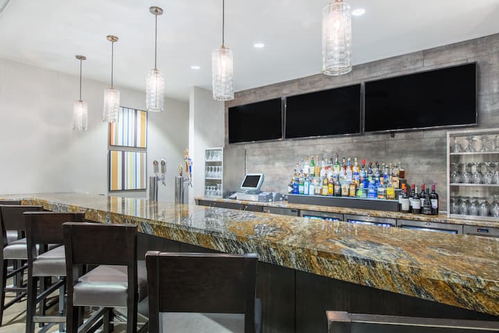 Bar at Wyndham Philadelphia Historic District in Philadelphia, Pennsylvania