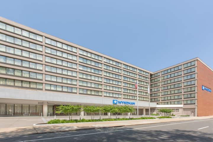 Exterior Day Image of Wyndham Philadelphia Historic District hotel in Philadelphia, Pennsylvania