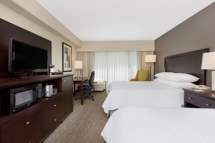 Guest room at the Wyndham Philadelphia Historic District in Philadelphia, Pennsylvania