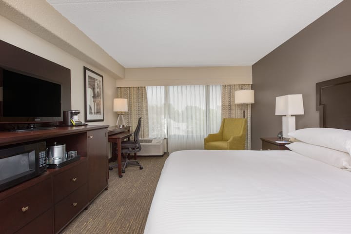 Guest room at the Wyndham Philadelphia Historic District in Philadelphia, Pennsylvania