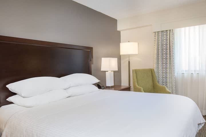 Guest room at the Wyndham Philadelphia Historic District in Philadelphia, Pennsylvania