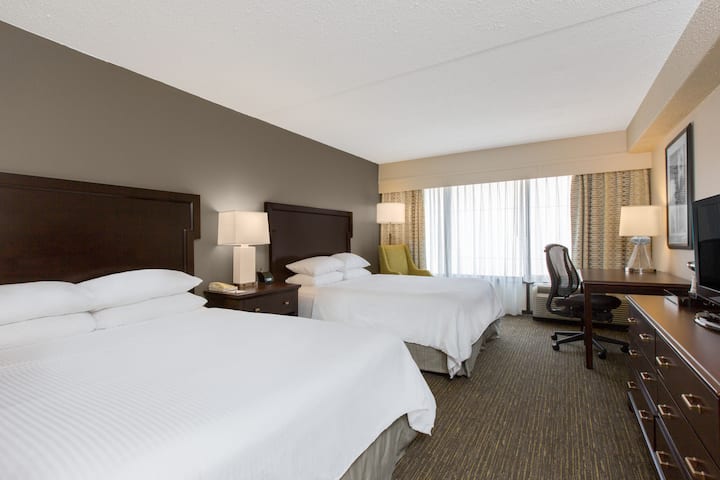 Guest room at the Wyndham Philadelphia Historic District in Philadelphia, Pennsylvania