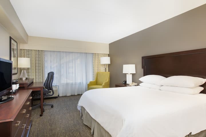 Guest room at the Wyndham Philadelphia Historic District in Philadelphia, Pennsylvania
