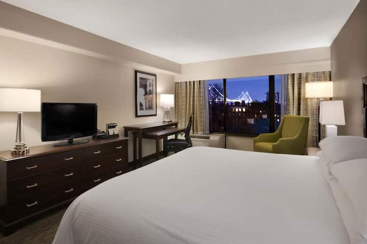 Guest room at the Wyndham Philadelphia Historic District in Philadelphia, Pennsylvania