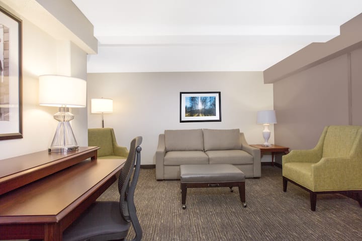 Wyndham Philadelphia Historic District suite living room in Philadelphia, Pennsylvania