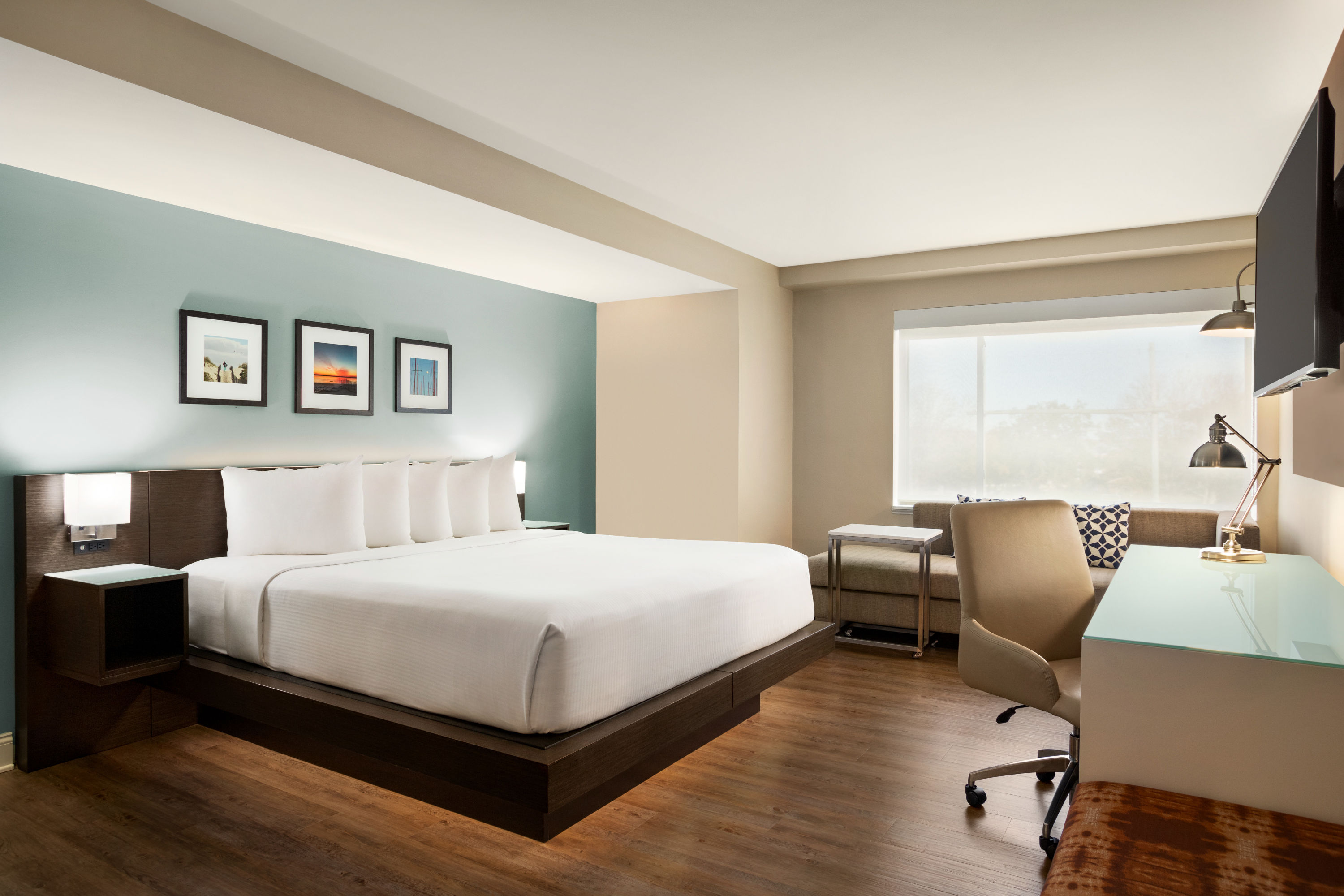 Guest room at the Wyndham Newport Hotel in Middletown, Rhode Island