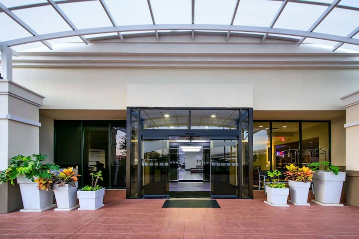 Front Exterior Image of Wyndham Houston Sugarland hotel in Houston, Texas