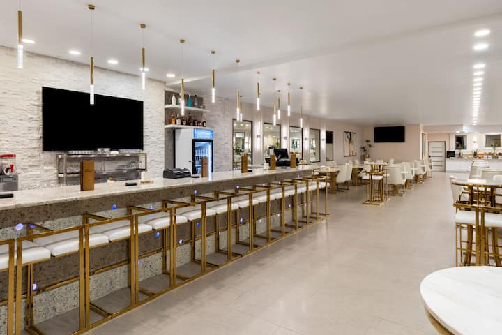 Bar at Wyndham DFW Airport in Irving, Texas