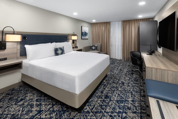Guest room at the Wyndham DFW Airport in Irving, Texas