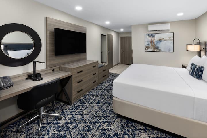 Guest room at the Wyndham DFW Airport in Irving, Texas