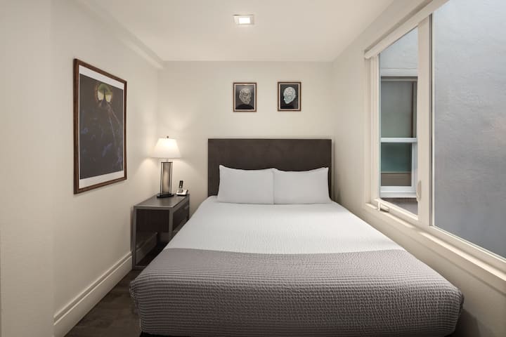 Reside Seattle Downtown, a Wyndham Residence suite in Seattle, Washington