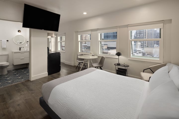 Reside Seattle Downtown, a Wyndham Residence suite in Seattle, Washington