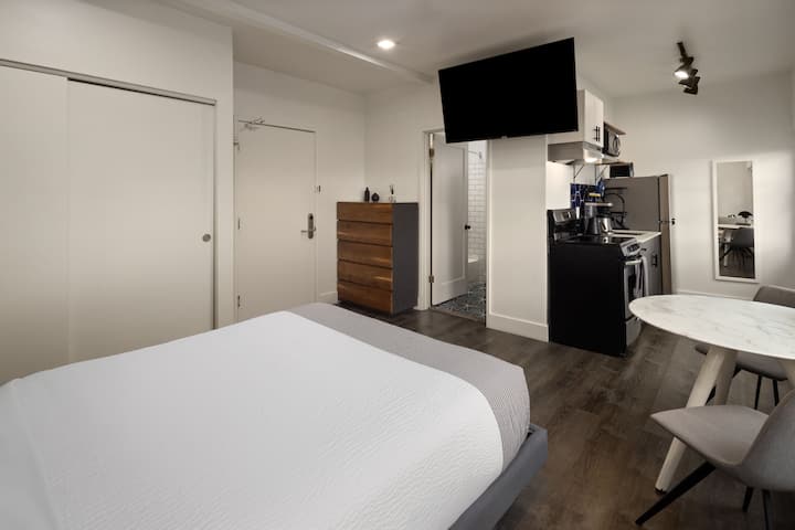 Reside Seattle Downtown, a Wyndham Residence suite in Seattle, Washington