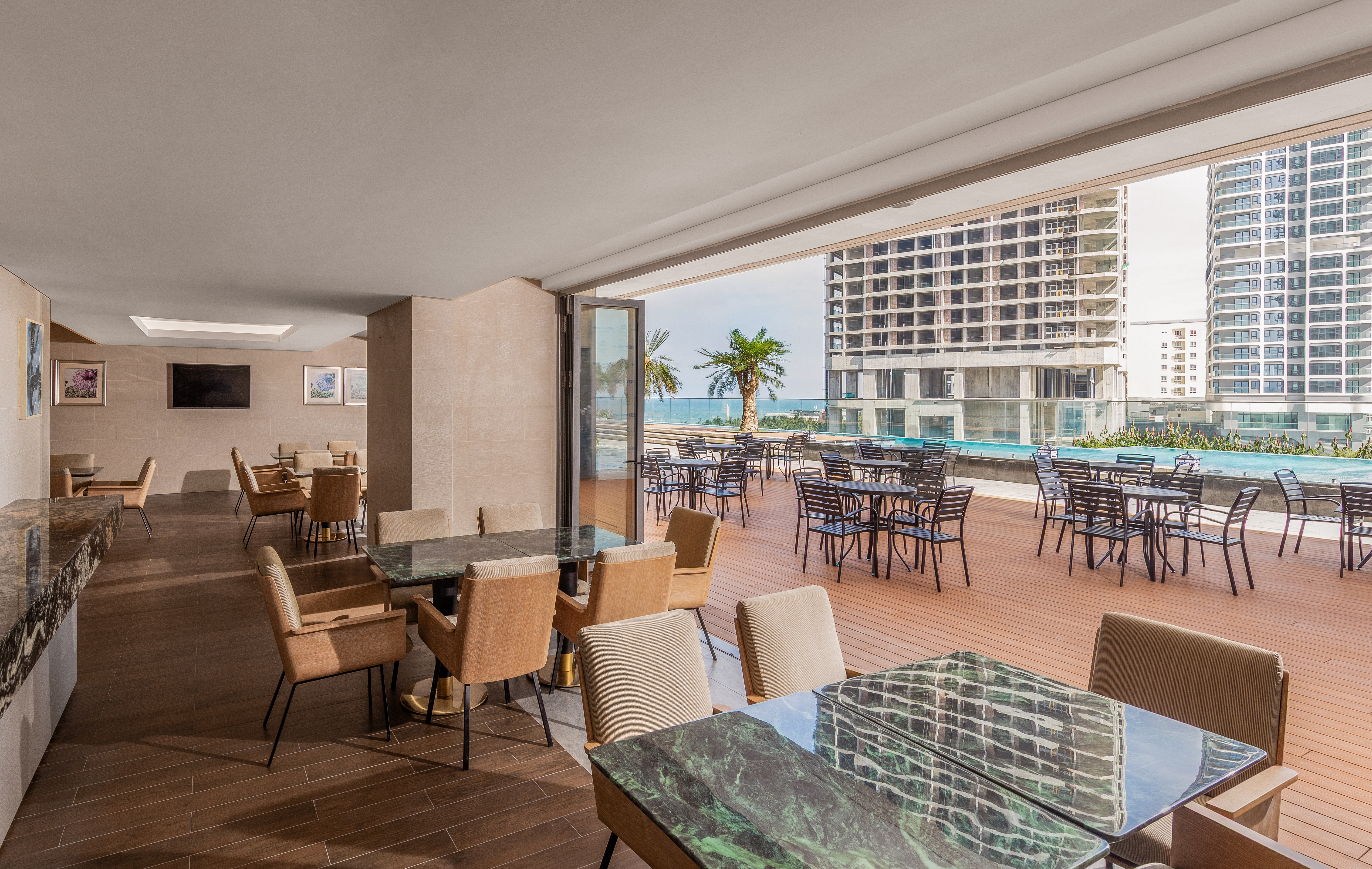 Wyndham Soleil Danang bar and grill in Danang, Other than US/Canada