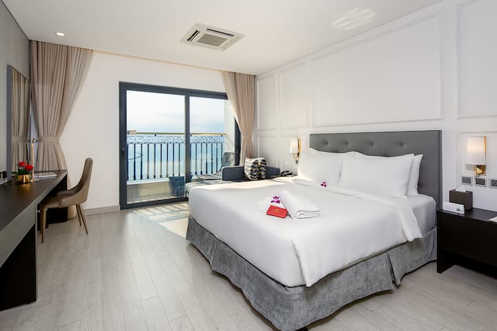 Guest room at the Wyndham Danang Golden Bay in Danang, Other than US/Canada