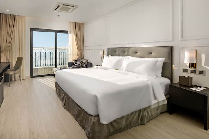 Guest room at the Wyndham Danang Golden Bay in Danang, Other than US/Canada