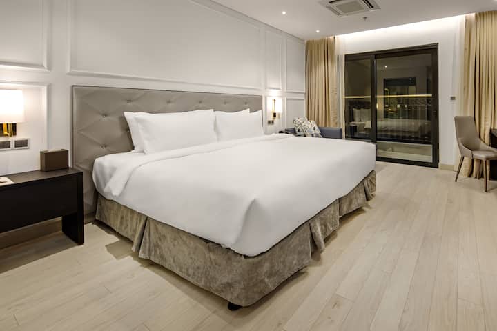 Guest room at the Wyndham Danang Golden Bay in Danang, Other than US/Canada