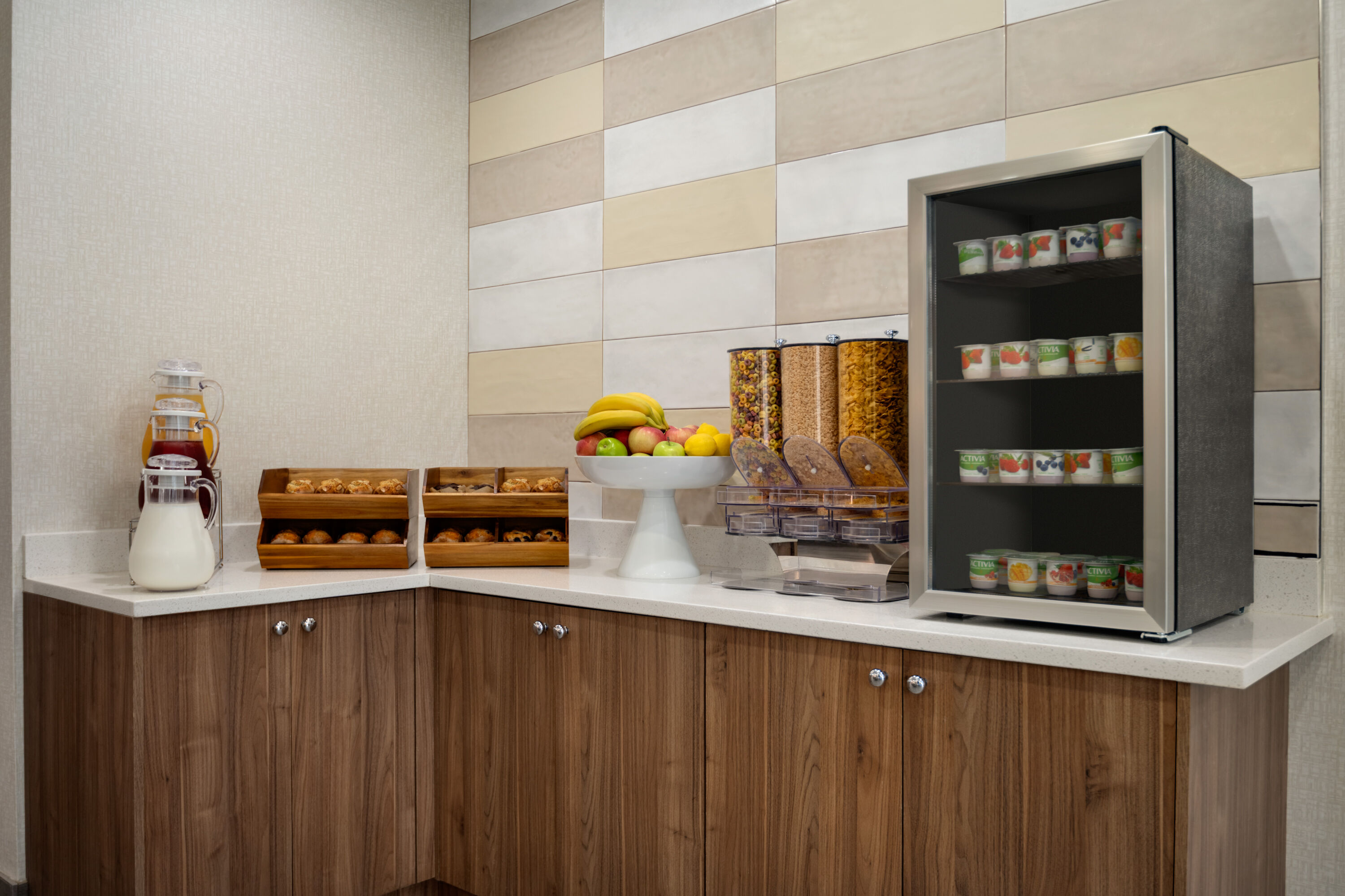 La Quinta Inn by Wyndham Vancouver Airport restaurant breakfast area with seating in Richmond, British Columbia