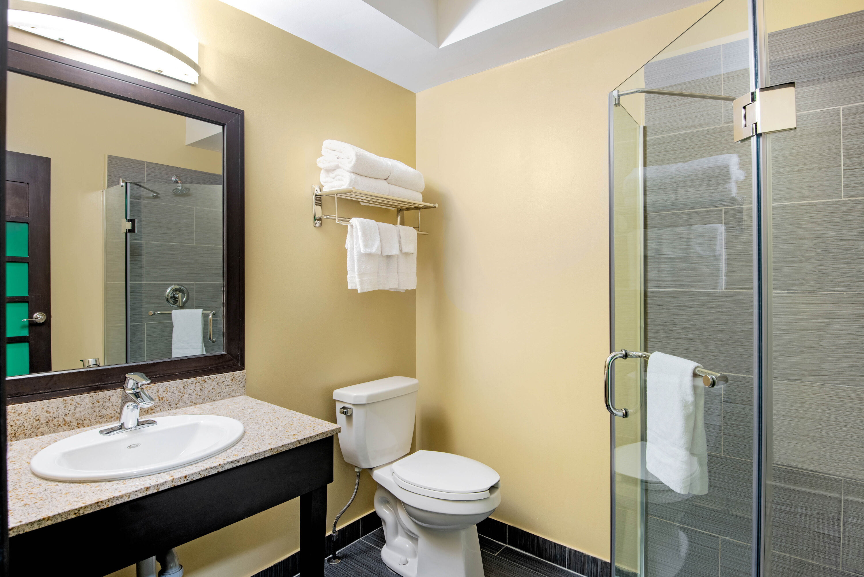 Guest room bath at the La Quinta Inn & Suites by Wyndham Oshawa in Oshawa, Ontario