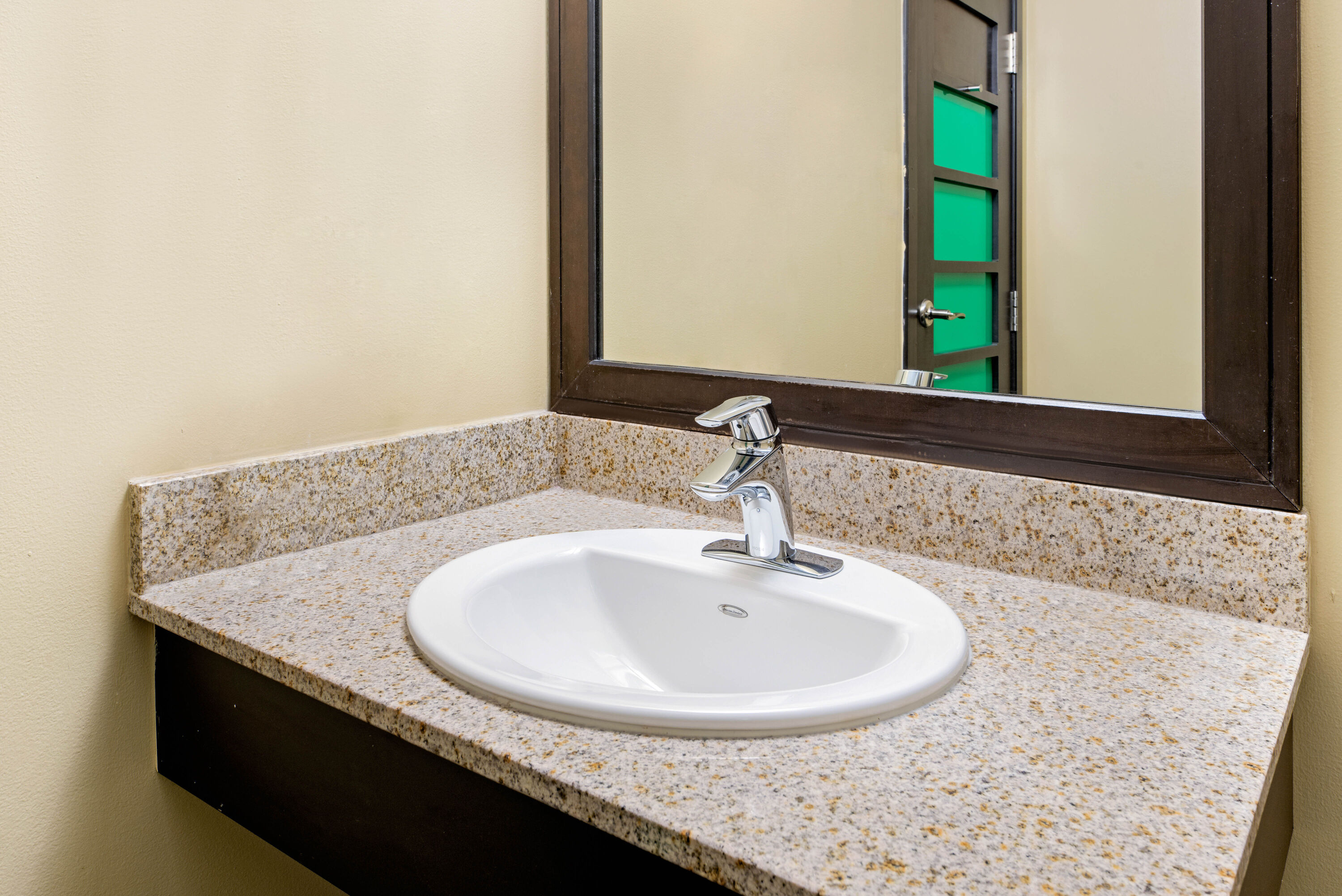 Guest room bath at the La Quinta Inn & Suites by Wyndham Oshawa in Oshawa, Ontario