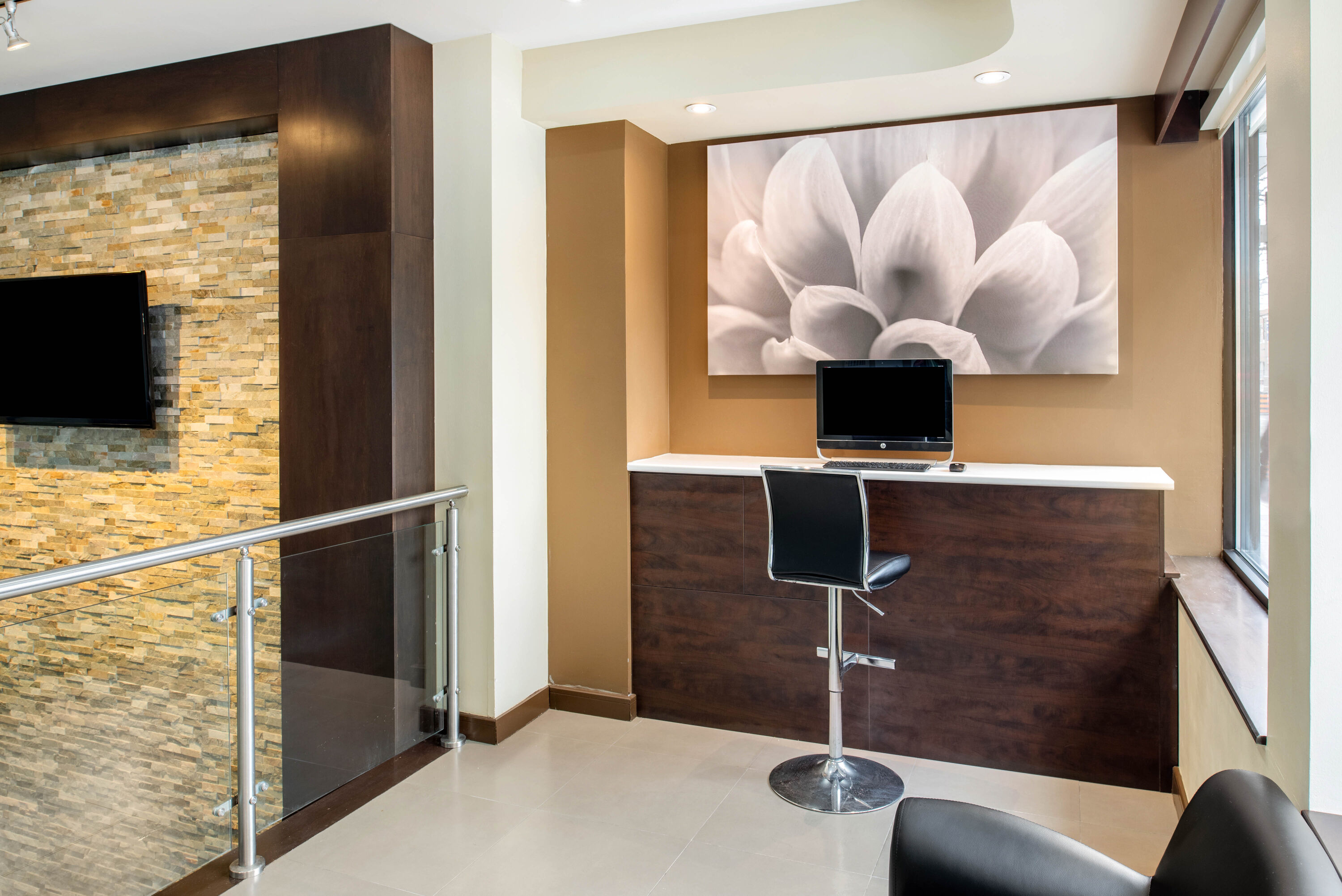 La Quinta Inn & Suites by Wyndham Oshawa business center in Oshawa, Ontario