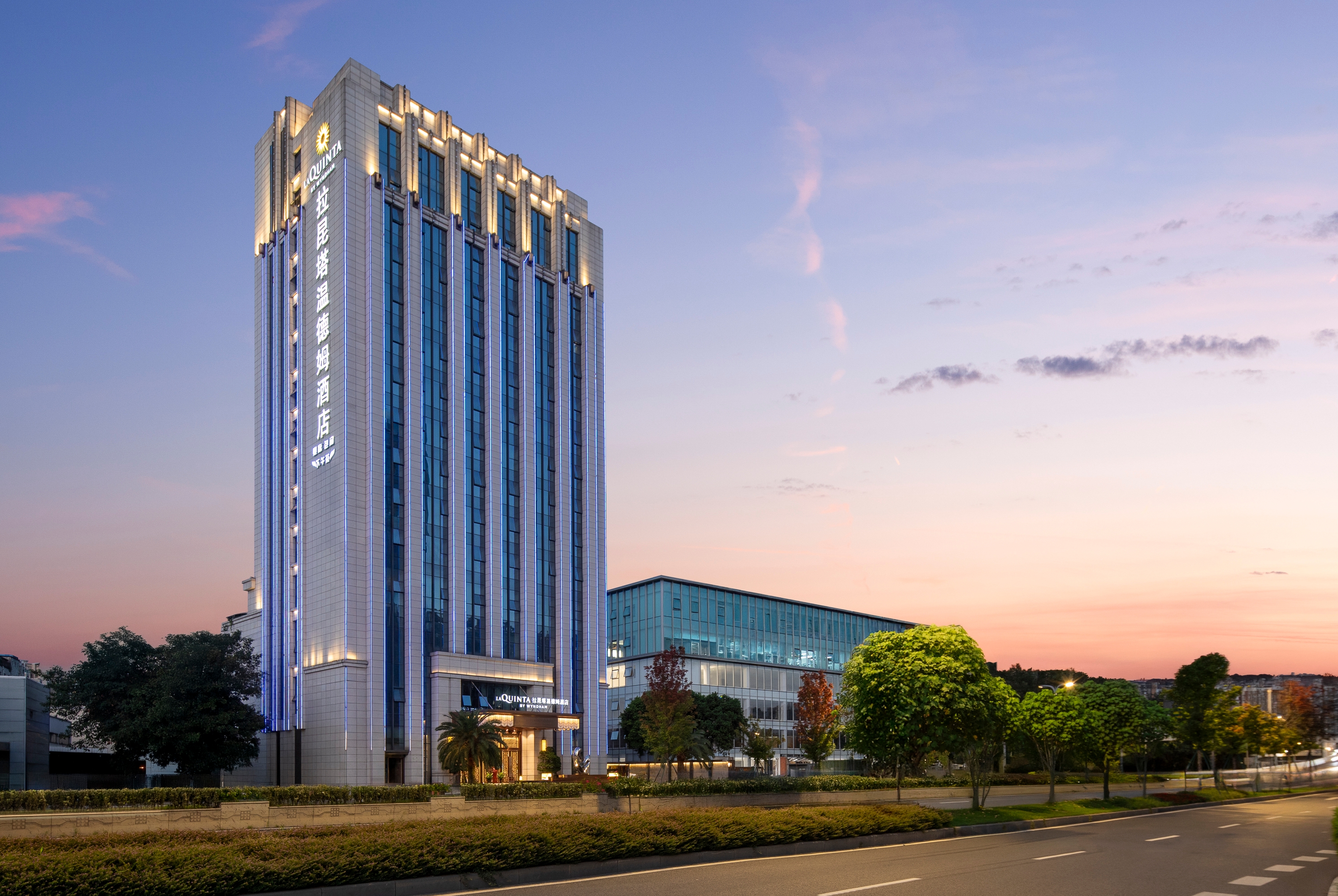 Exterior Dusk Image of La Quinta by Wyndham Chengdu Jinniu hotel in Chengdu, Other than US/Canada