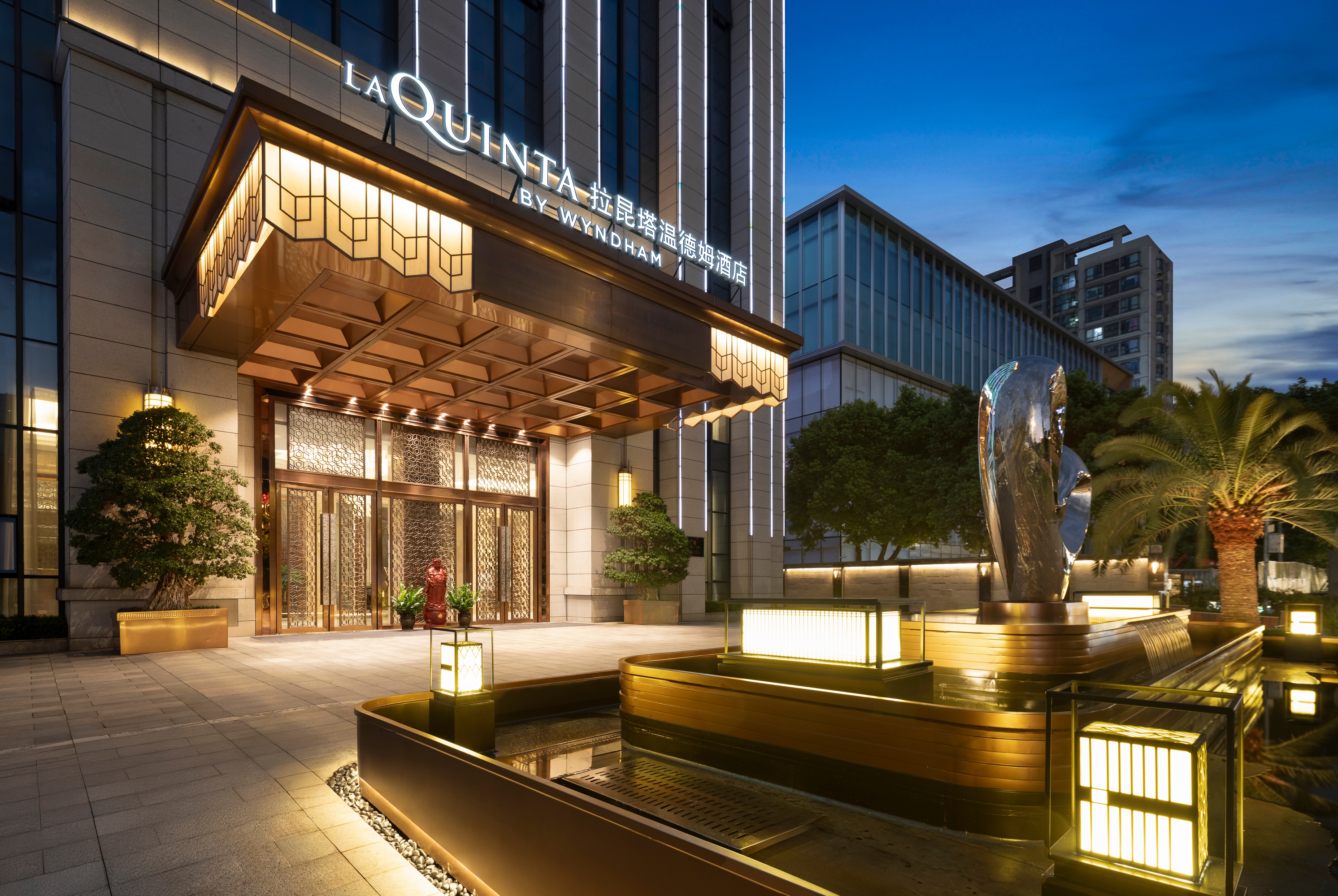 Exterior Night Image of La Quinta by Wyndham Chengdu Jinniu hotel in Chengdu, Other than US/Canada