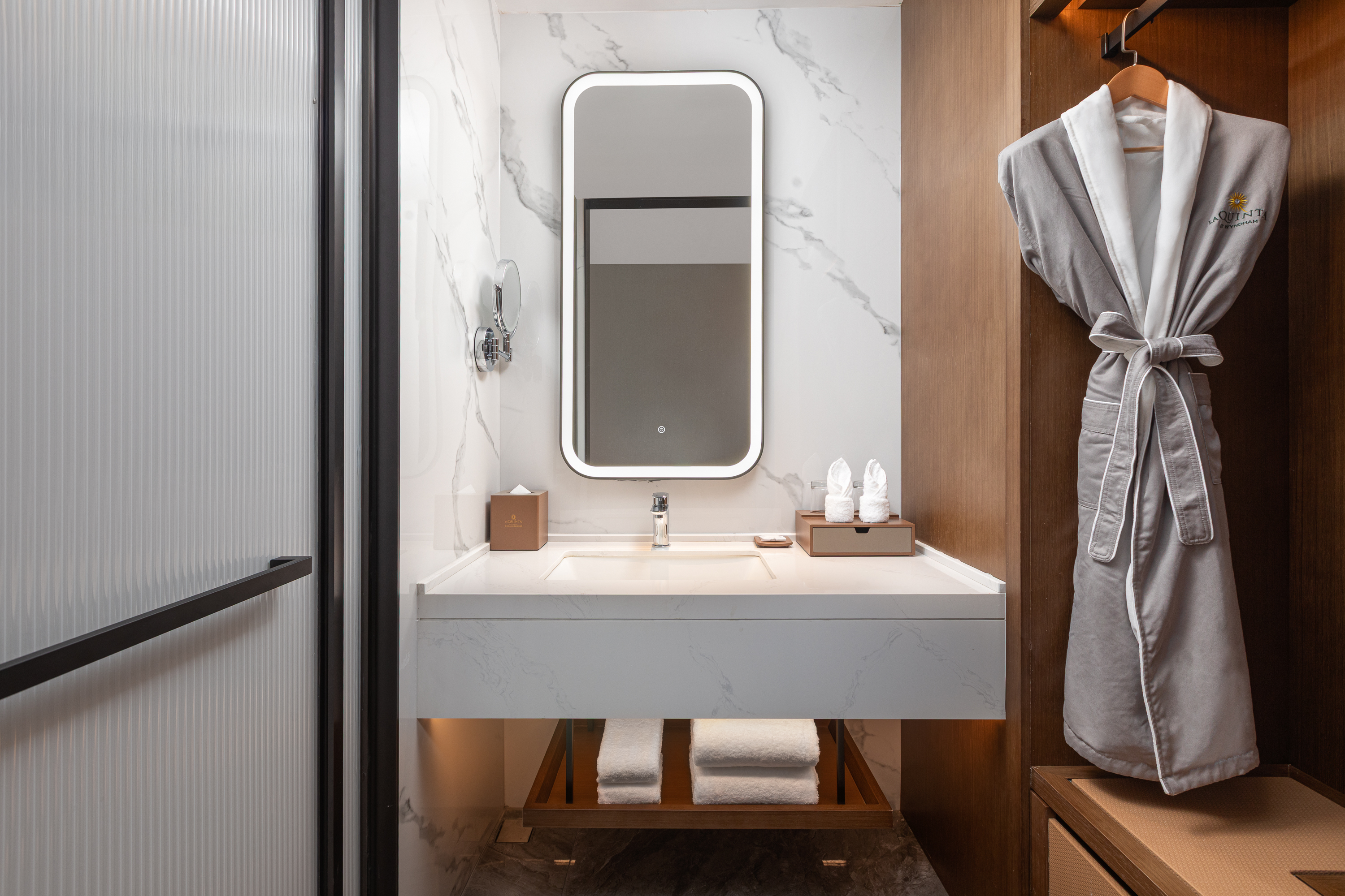 Guest room bath at the La Quinta by Wyndham Suzhou Yangshan in Suzhou, Other than US/Canada