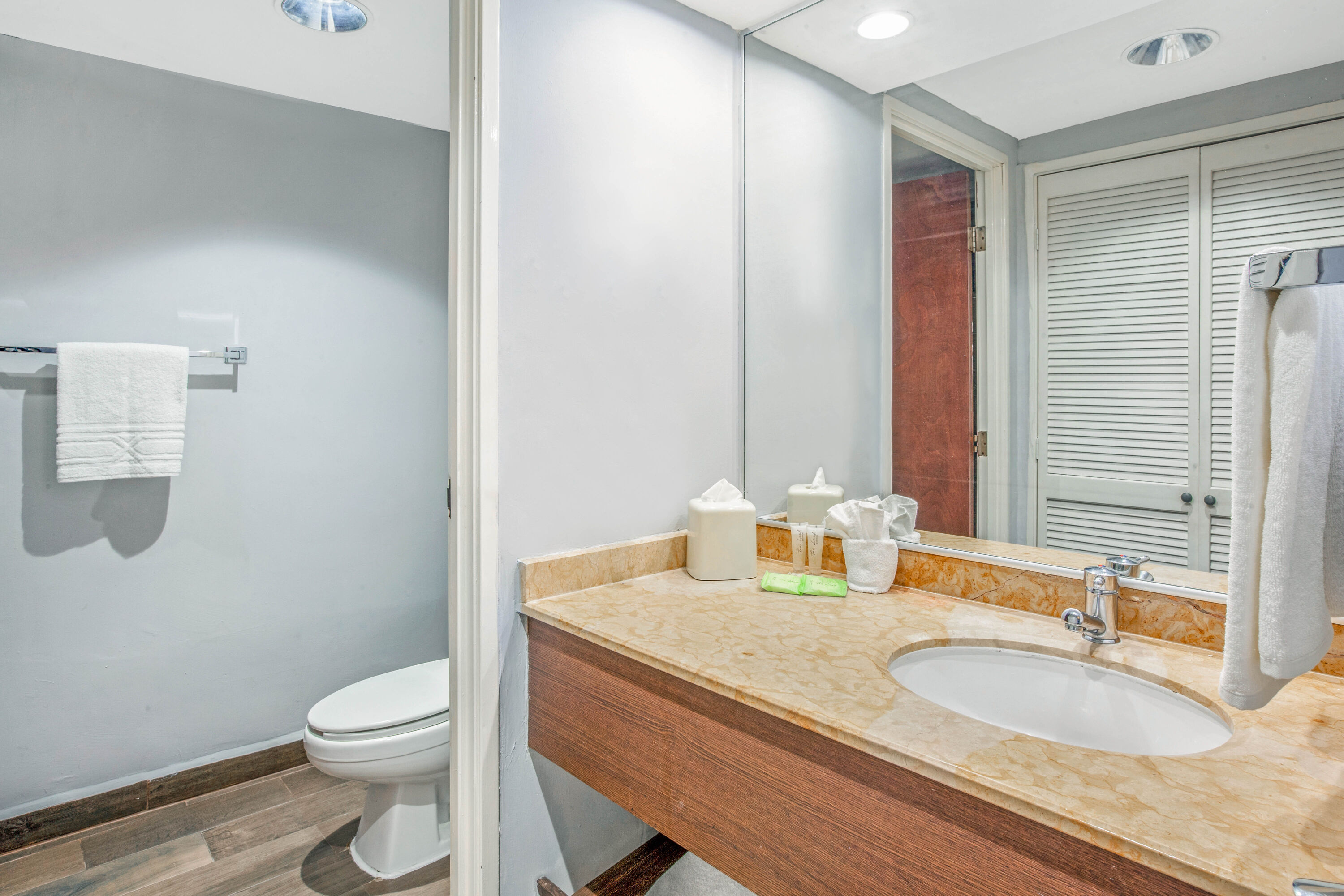 Guest room bath at the La Quinta by Wyndham Monterrey Centro in Monterrey, Other than US/Canada