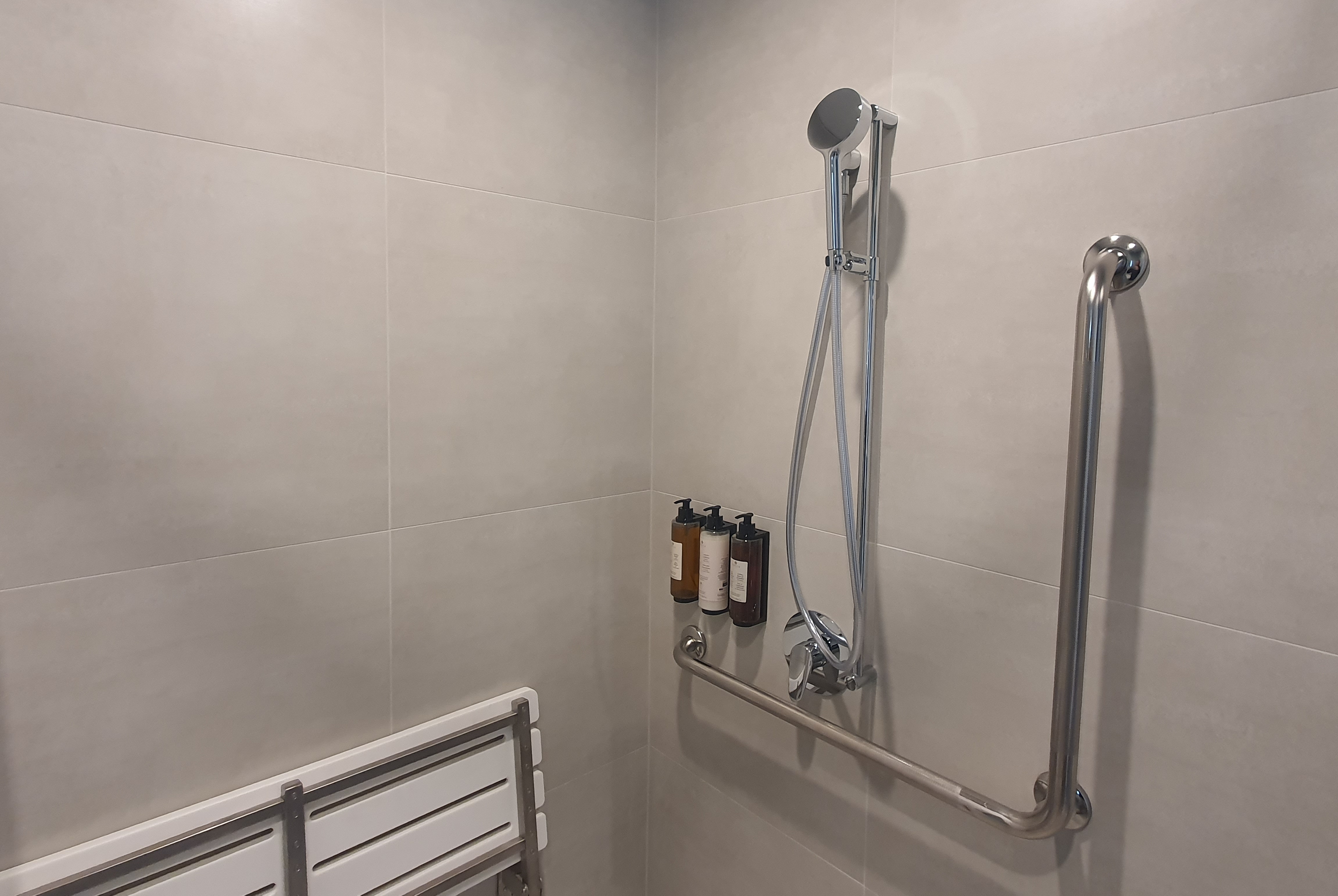 Guest room bath at the La Quinta by Wyndham Parnell Auckland in Auckland, Other than US/Canada