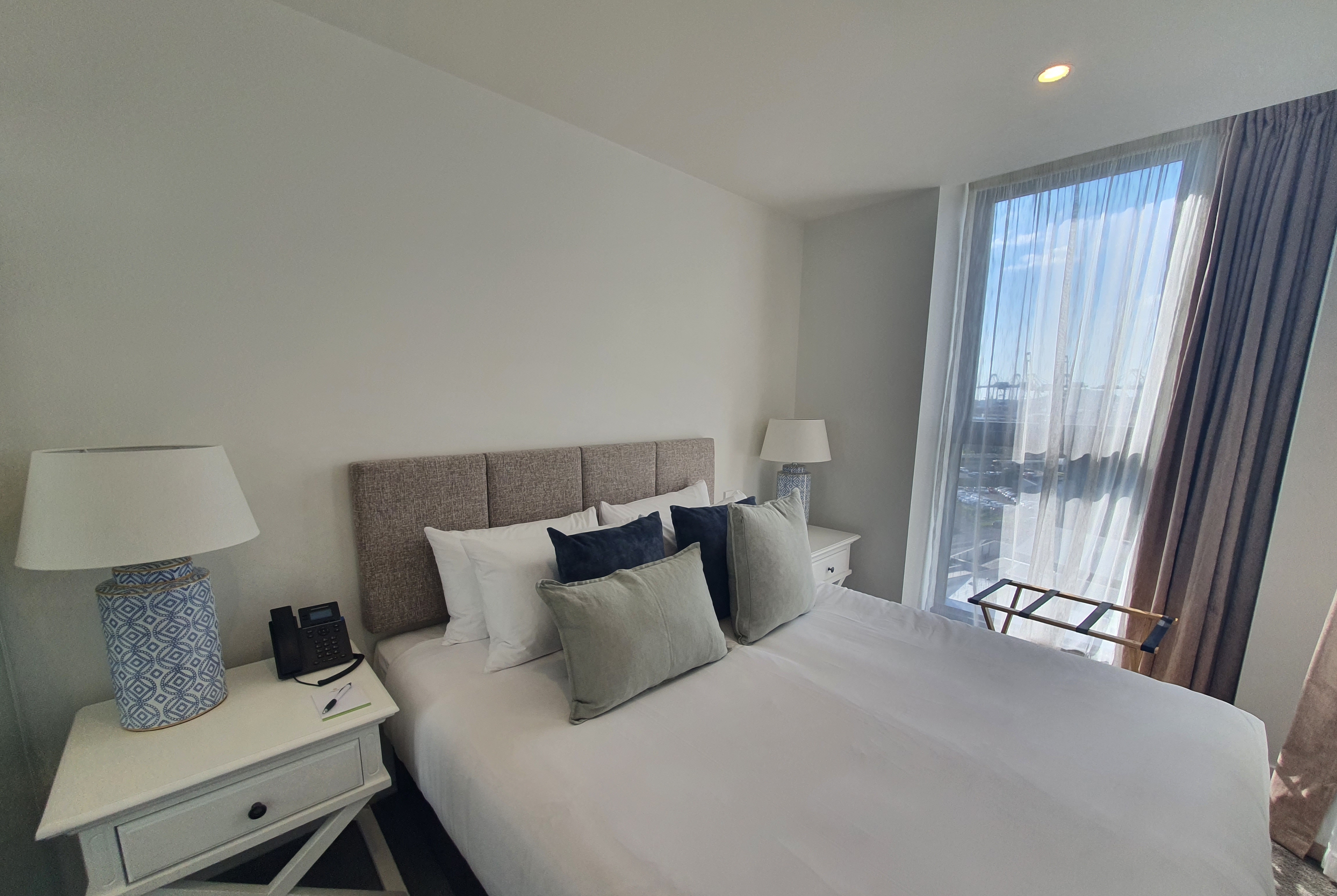 King bed guest room at the La Quinta by Wyndham Parnell Auckland in Auckland, Other than US/Canada