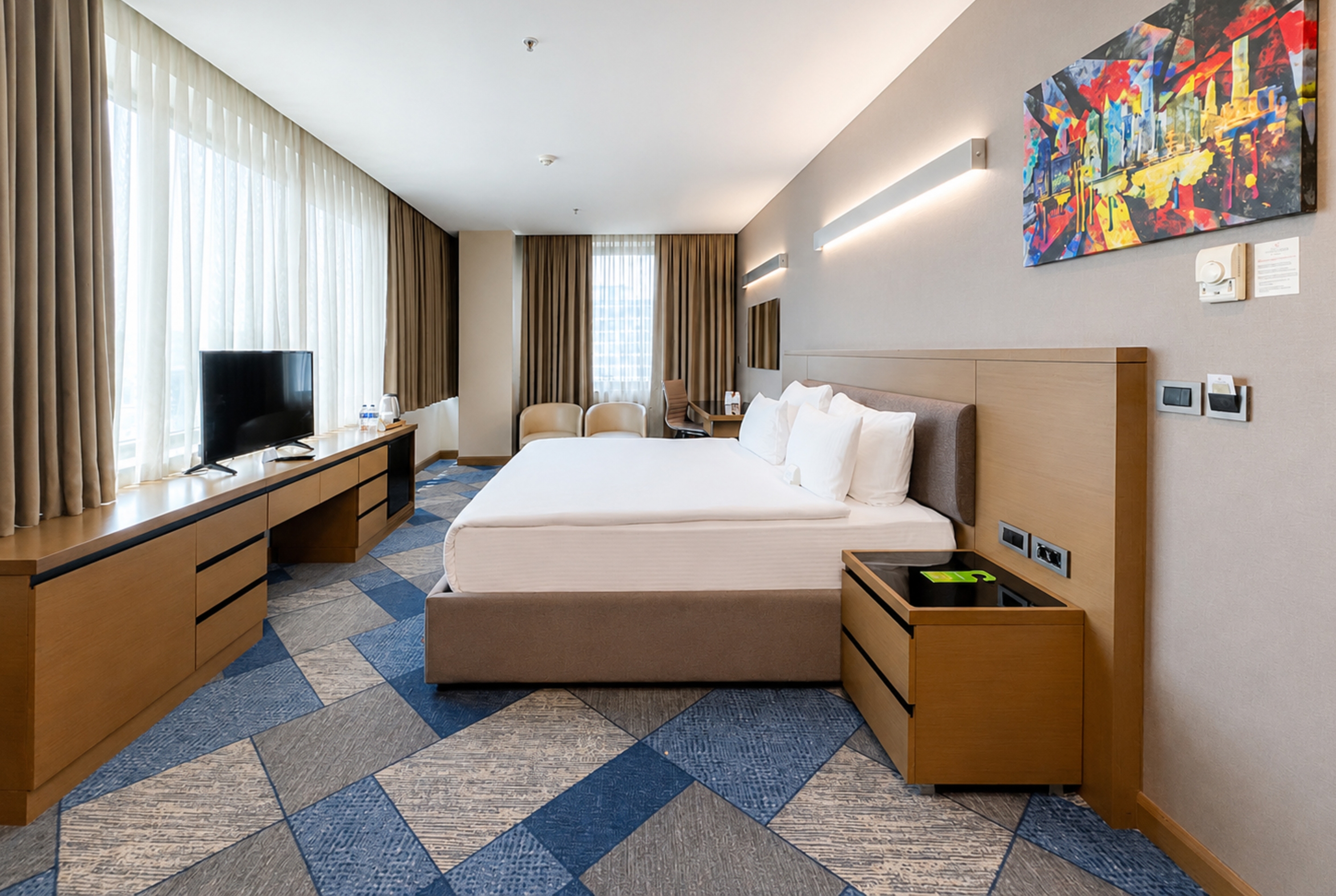 King bed guest room at the La Quinta by Wyndham Istanbul Gunesli in Istanbul, Other than US/Canada