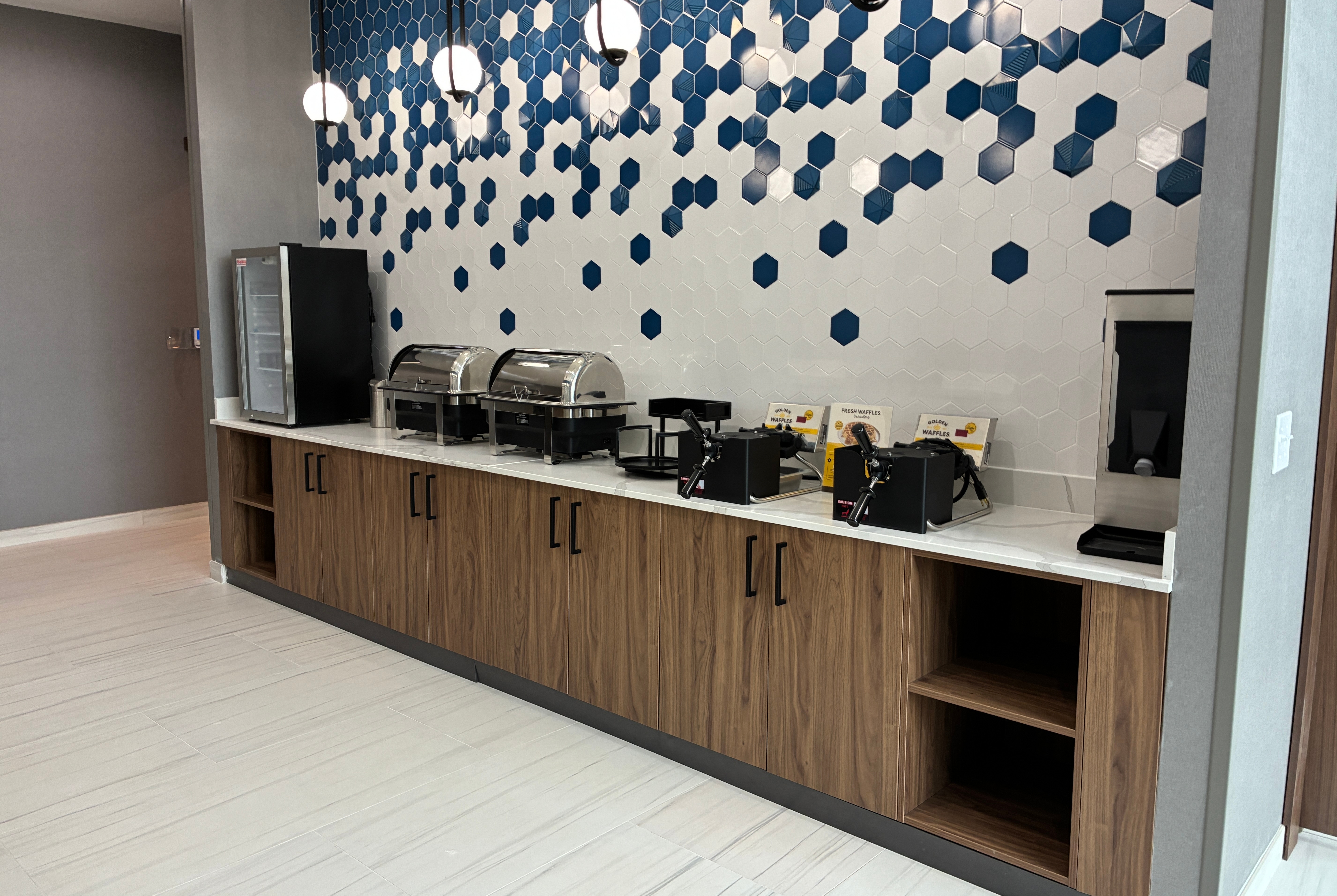 La Quinta Inn & Suites by Wyndham Athens restaurant breakfast area with seating in Athens, Alabama