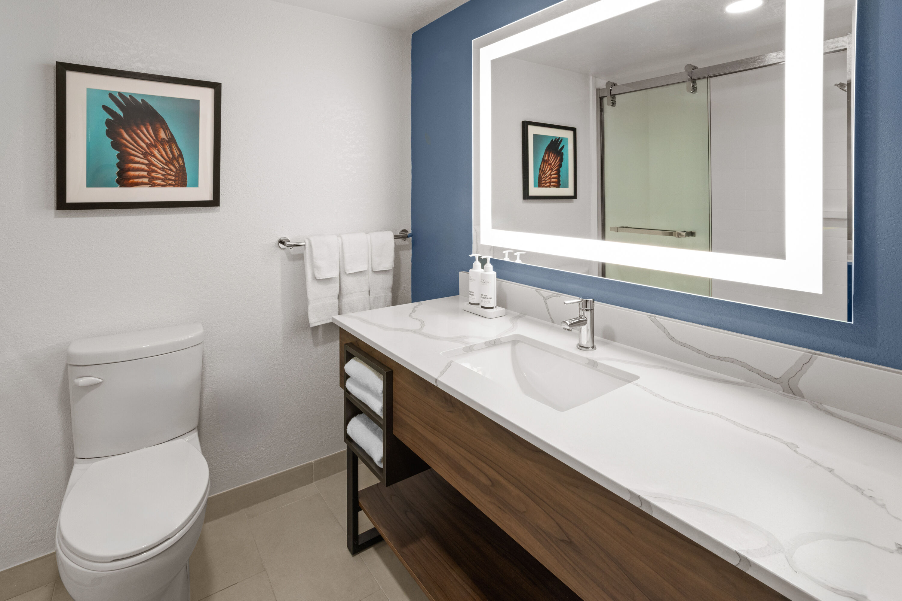 Guest room bath at the La Quinta Inn & Suites by Wyndham Auburn - University Area in Auburn, Alabama