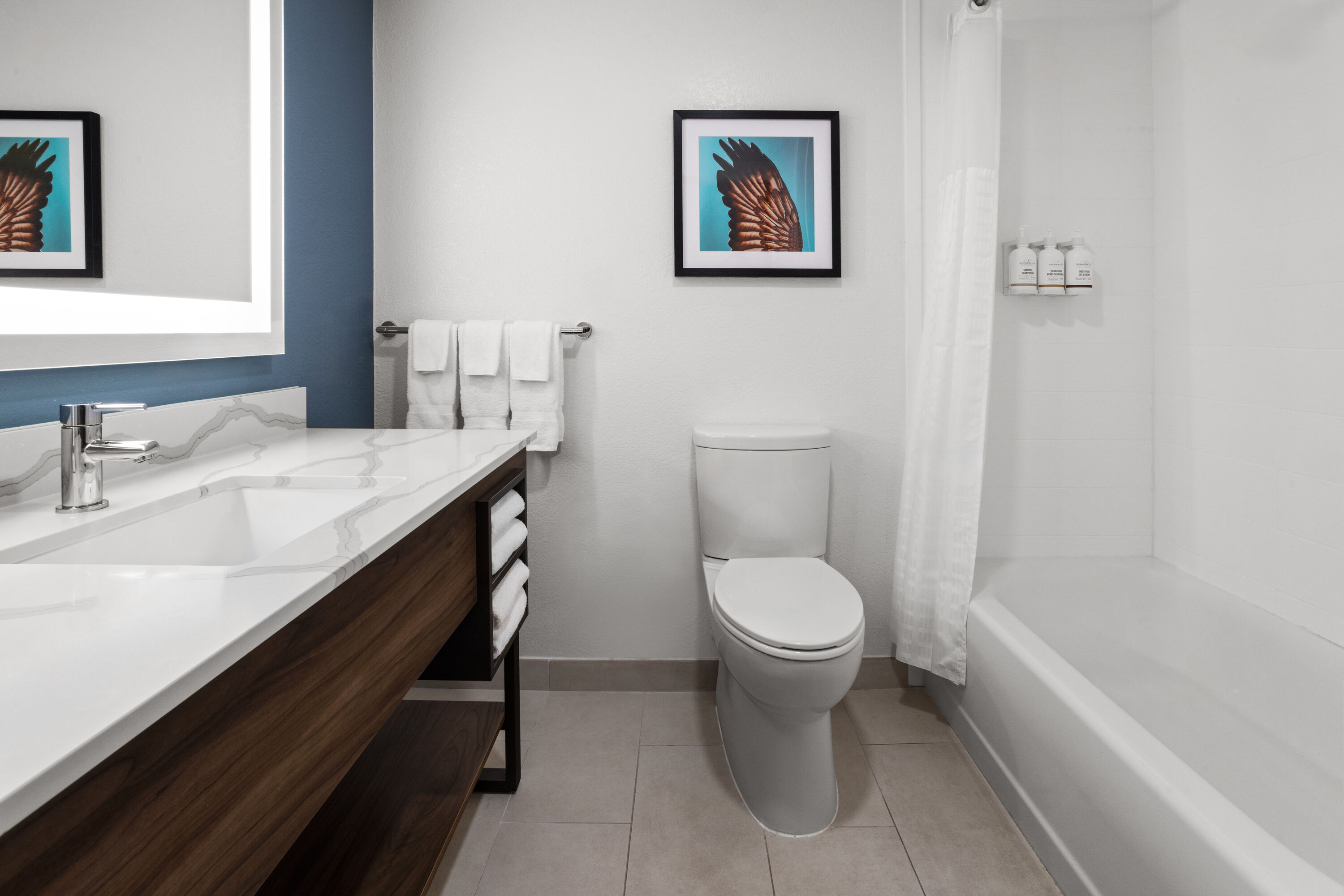 Guest room bath at the La Quinta Inn & Suites by Wyndham Auburn - University Area in Auburn, Alabama