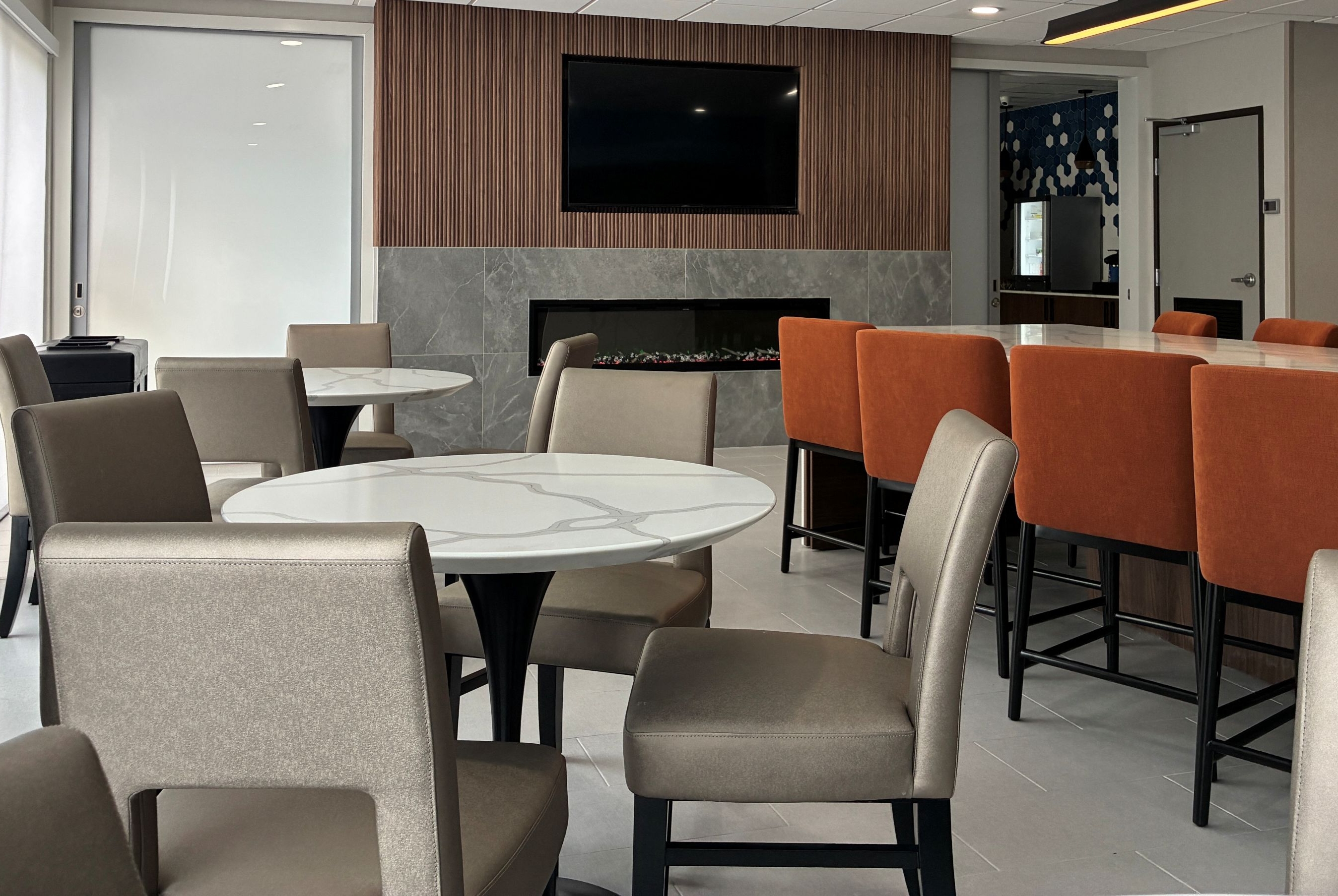 La Quinta Inn & Suites by Wyndham Auburn - University Area restaurant breakfast area with seating in Auburn, Alabama