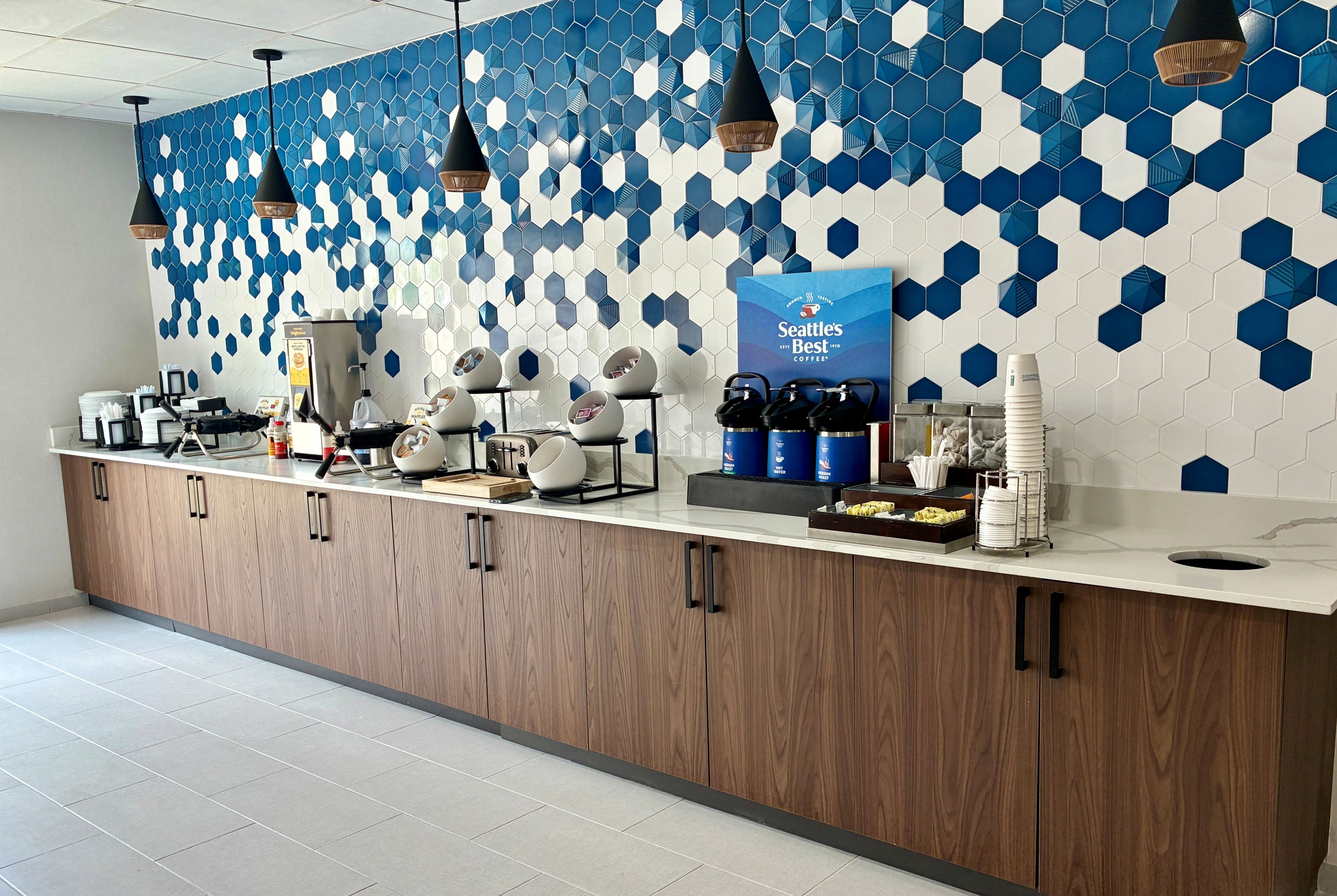 La Quinta Inn & Suites by Wyndham Auburn - University Area restaurant breakfast area with seating in Auburn, Alabama