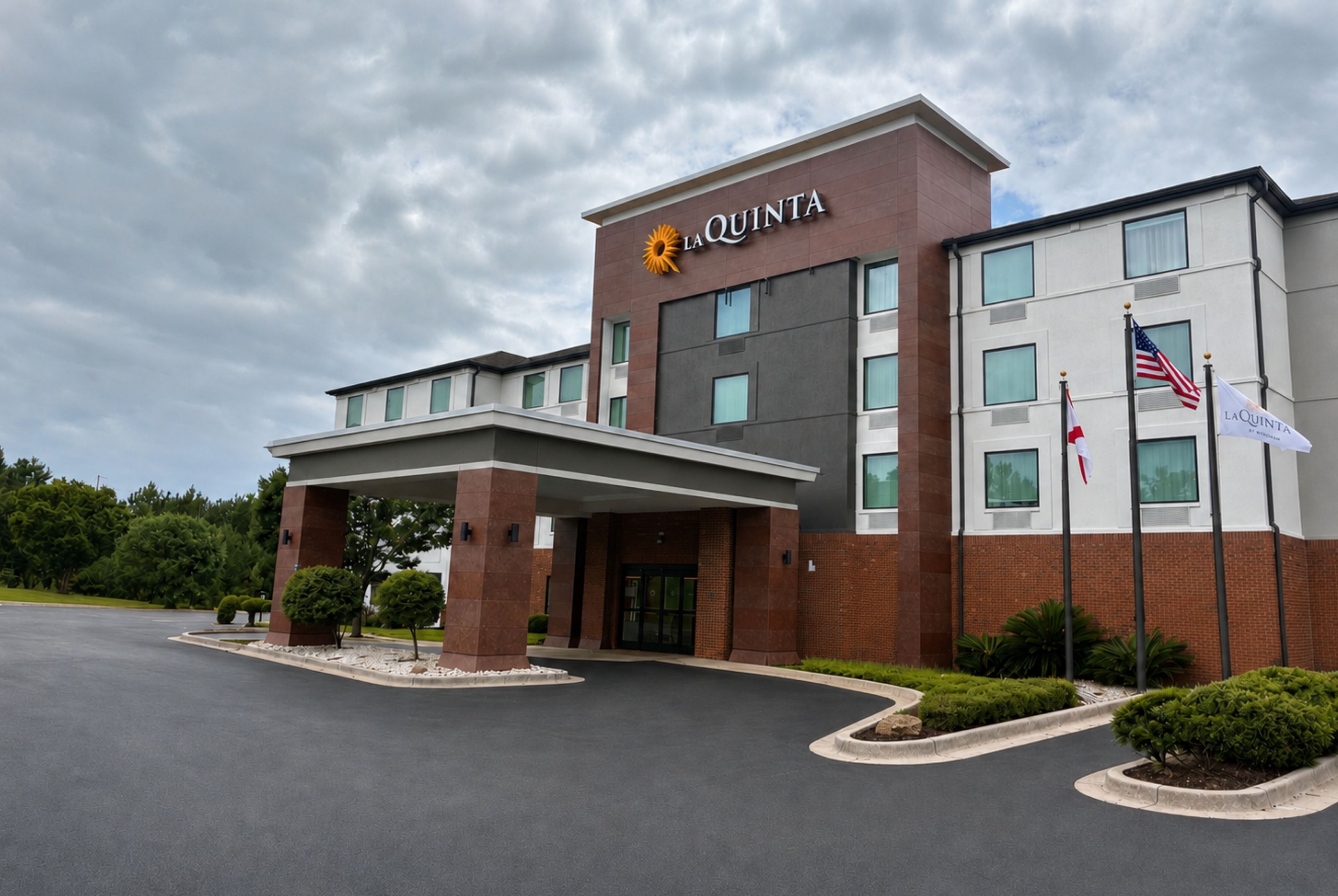 Exterior of La Quinta Inn & Suites by Wyndham Auburn - University Area hotel in Auburn, Alabama