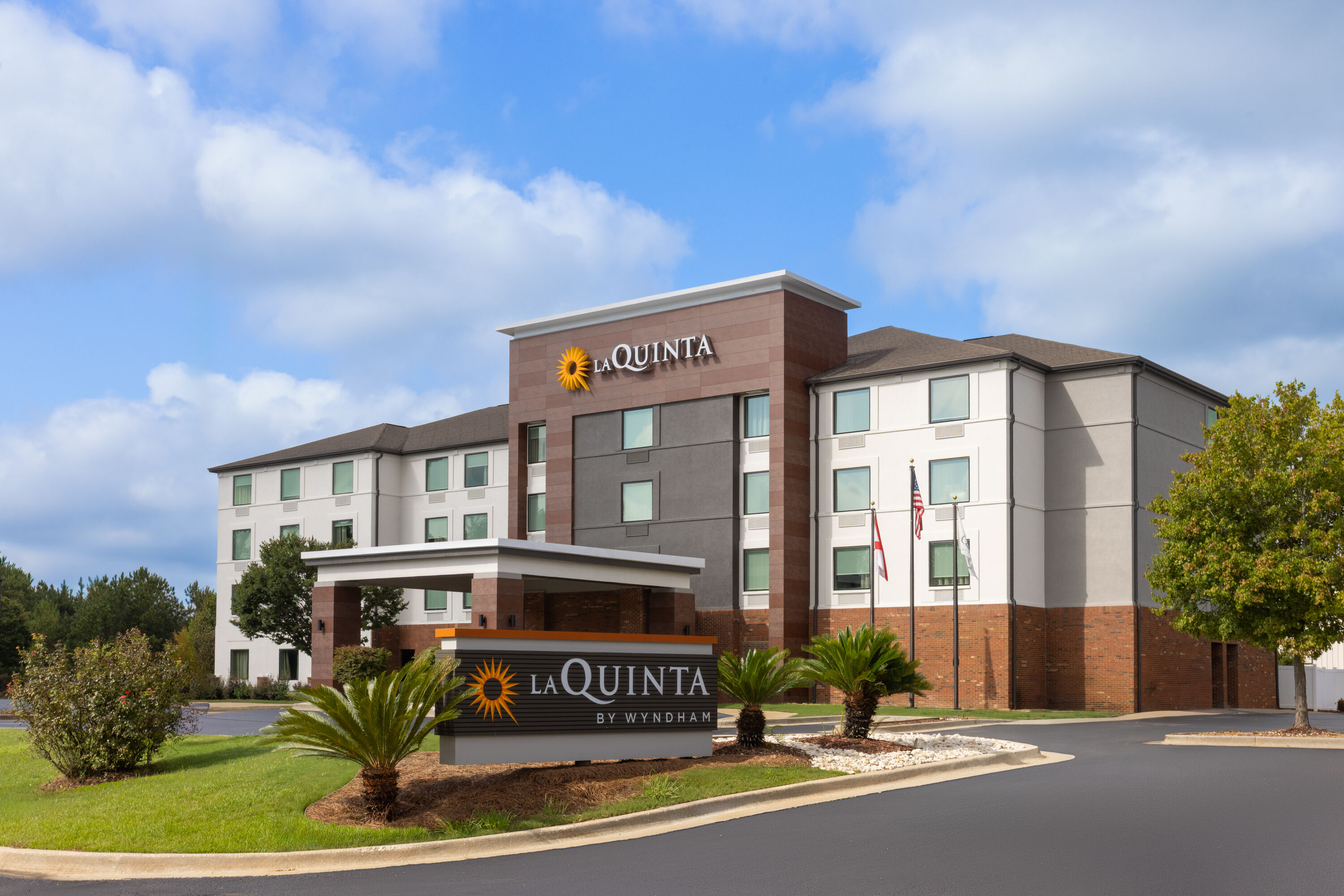 Exterior Day Image of La Quinta Inn & Suites by Wyndham Auburn - University Area hotel in Auburn, Alabama